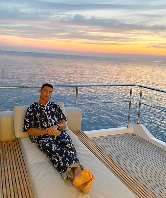 C. Ronaldo đăng ảnh thư thái trên du thuyền ngày đầu tuần. Ảnh: Instagram.