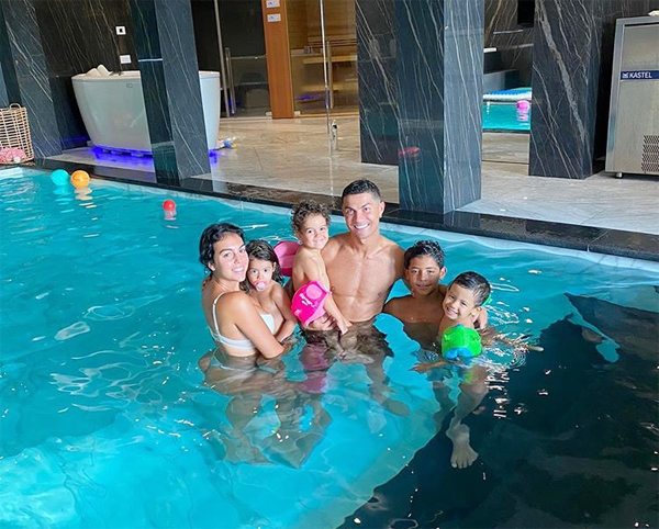 Gia đình C. Ronaldo ngâm mình trong bể bơi hôm cuối tuần. Ảnh: Instagram.