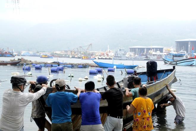 Hàng trăm ngư dân chạy đua trong mưa chống bão số 5 đang đến gần - 3