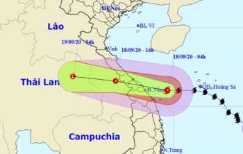 Bão số 5 giật cấp 12 tiến sát đất liền, Trung Bộ mưa to gió mạnh