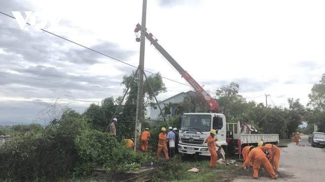 Vì sao nhiều cột điện gãy, đổ trong bão số 5? - 2