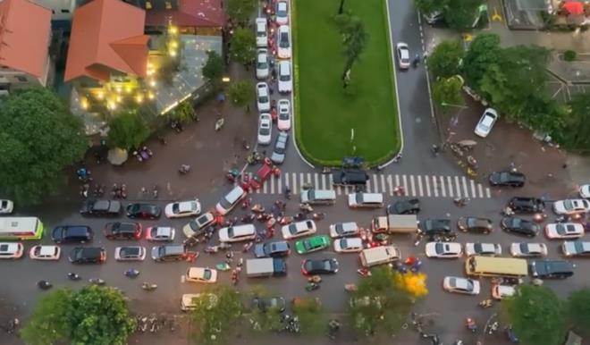 Ảnh: Mưa lớn kéo dài, đường phố Hà Nội ùn tắc hàng giờ liền - 1