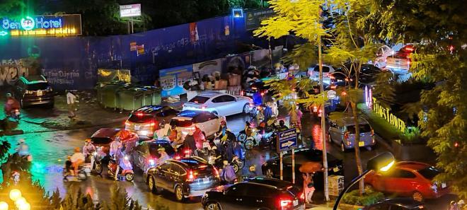 Ảnh: Mưa lớn kéo dài, đường phố Hà Nội ùn tắc hàng giờ liền - 2