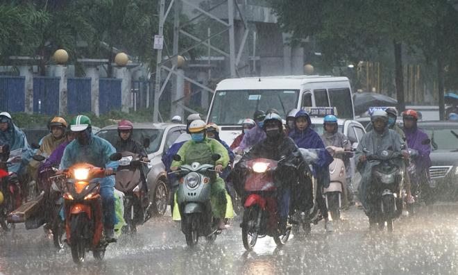 Ảnh: Mưa lớn kéo dài, đường phố Hà Nội ùn tắc hàng giờ liền - 4