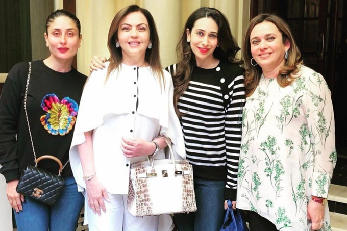 Bà Nita Ambani (áo trắng) đeo túi Hermès Himalaya Birkin khi đi ăn trưa với bạn. Ảnh: Instagram.