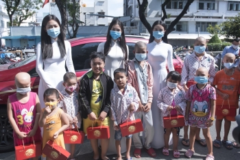 Hoa hậu Tiểu Vy, Phương Nga tặng quà trung thu cho các em nhỏ tại Bệnh viện Ung Bướu