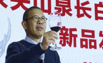 Ông trùm nước đóng chai và vaccine soán ngôi giàu nhất Trung Quốc của Jack Ma