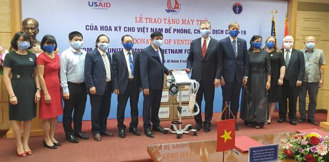 Mỹ trao tặng Việt Nam 100 máy thở hỗ trợ phòng, chống COVID-19 - 1