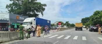 Container tông thương vong 2 người rồi lao vào nhà dân ở Hà Tĩnh