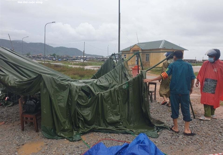 Ảnh: Bão chưa đổ bộ đã giật đổ chốt kiểm soát, cuốn đứt cầu ở Huế và Quảng Trị