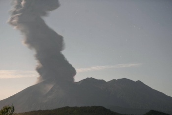 Núi lửa phun trào lúc nửa đêm, Nhật Bản phát cảnh báo khẩn