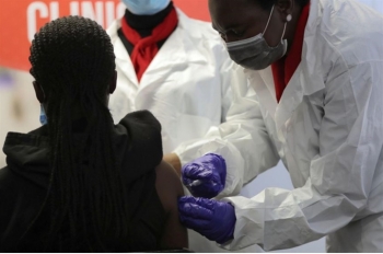 Thiếu hụt vaccine, châu Phi nguy cơ trở thành vườn ươm biến thể COVID-19