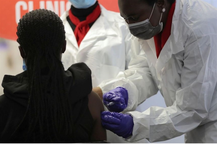 Thiếu hụt vaccine, châu Phi nguy cơ trở thành vườn ươm biến thể COVID-19 - 1