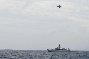 Indonesia điều thêm tàu chiến, máy bay ra biển