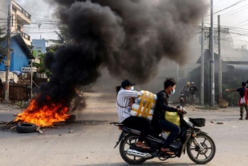Đoàn xe quân đội Myanmar bị đánh bom