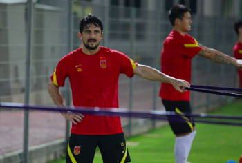 Cầu thủ Trung Quốc tập đến kiệt sức vì áp lực phải thắng ĐT Việt Nam
