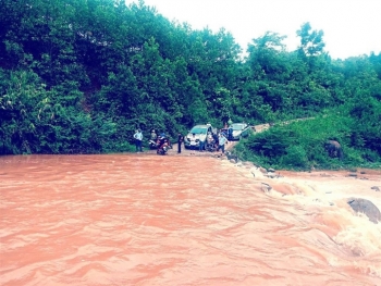 Mưa lũ chia cắt nhiều địa phương ở Quảng Bình, 5 người còn mất tích
