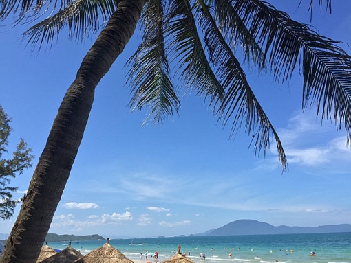 o nha trang co mot bai bien dep than sau chang kem gi hawai