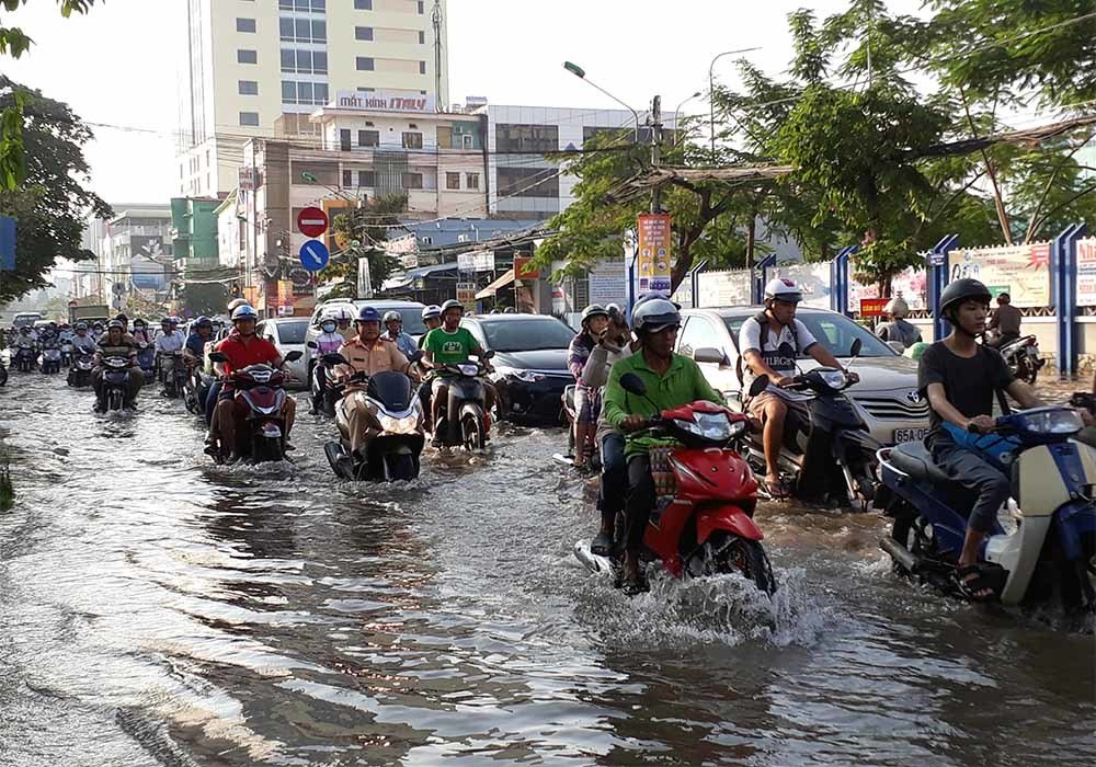 ngap sau khap can tho dan cuoi xe boi phang phang tren duong