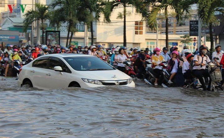 ngap sau khap can tho dan cuoi xe boi phang phang tren duong