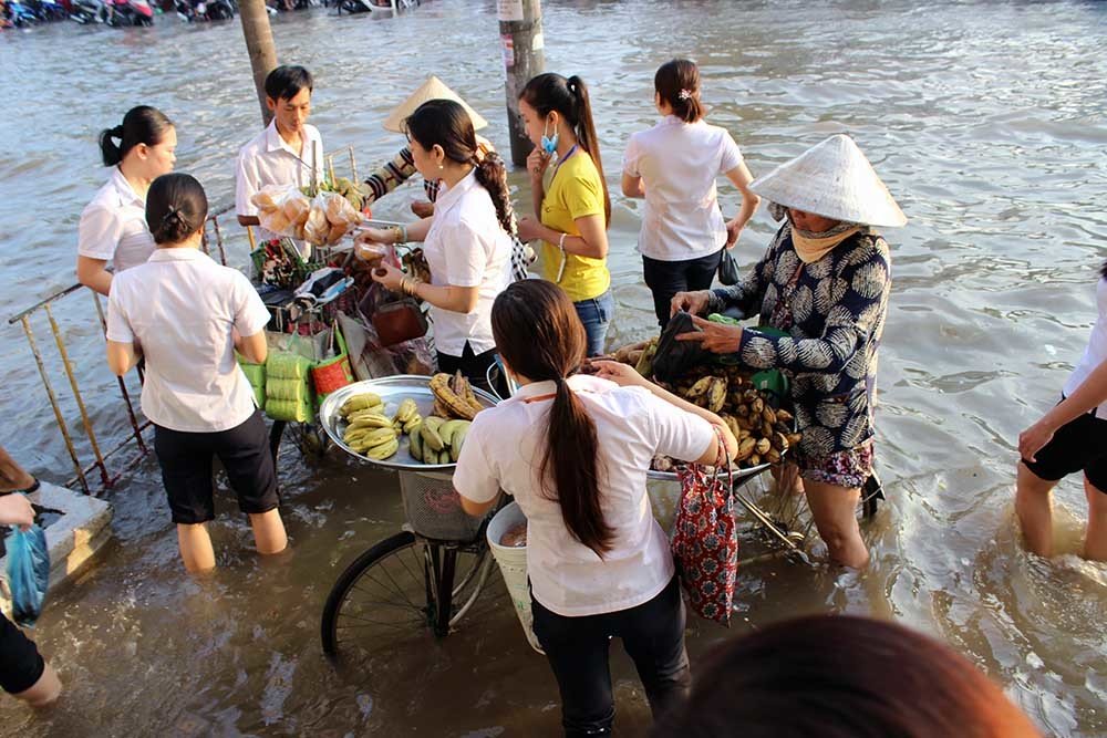 ngap sau khap can tho dan cuoi xe boi phang phang tren duong