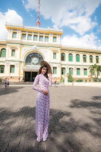 hoa hau hoa binh phap dien ao dai non la tren duong pho sai thanh