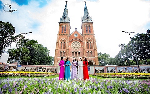 hoa hau hoa binh phap dien ao dai non la tren duong pho sai thanh