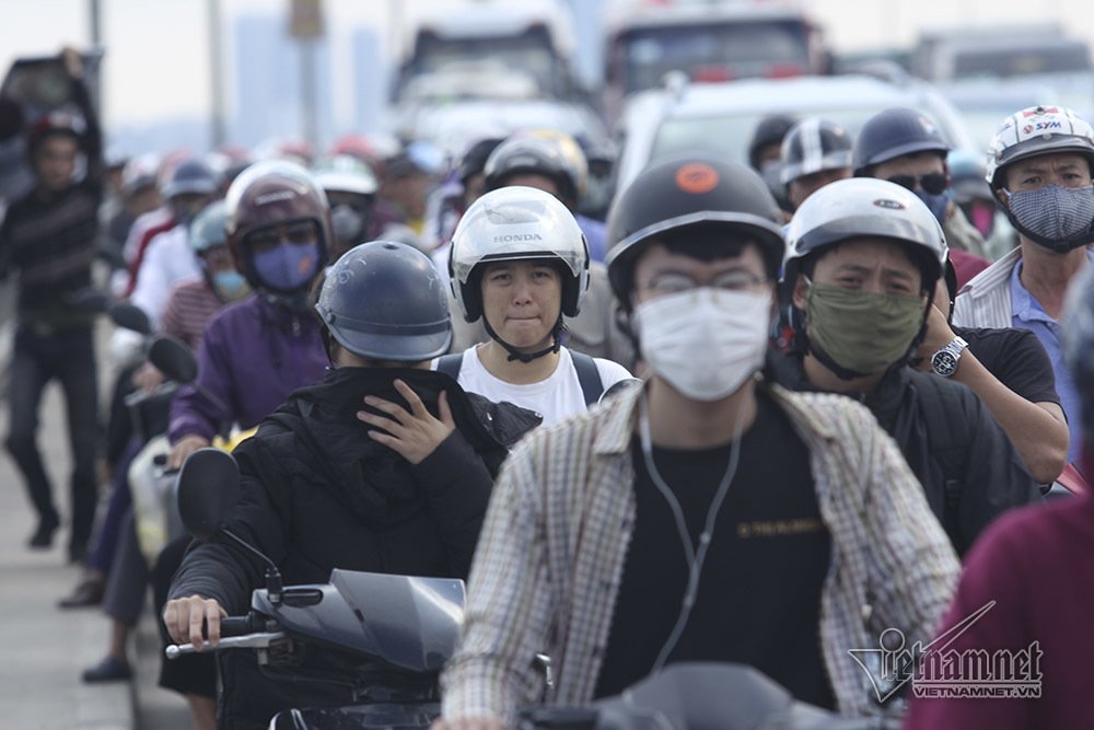 xe khach lam xiec tren cau nhat tan nhieu nguoi kho so ra san bay