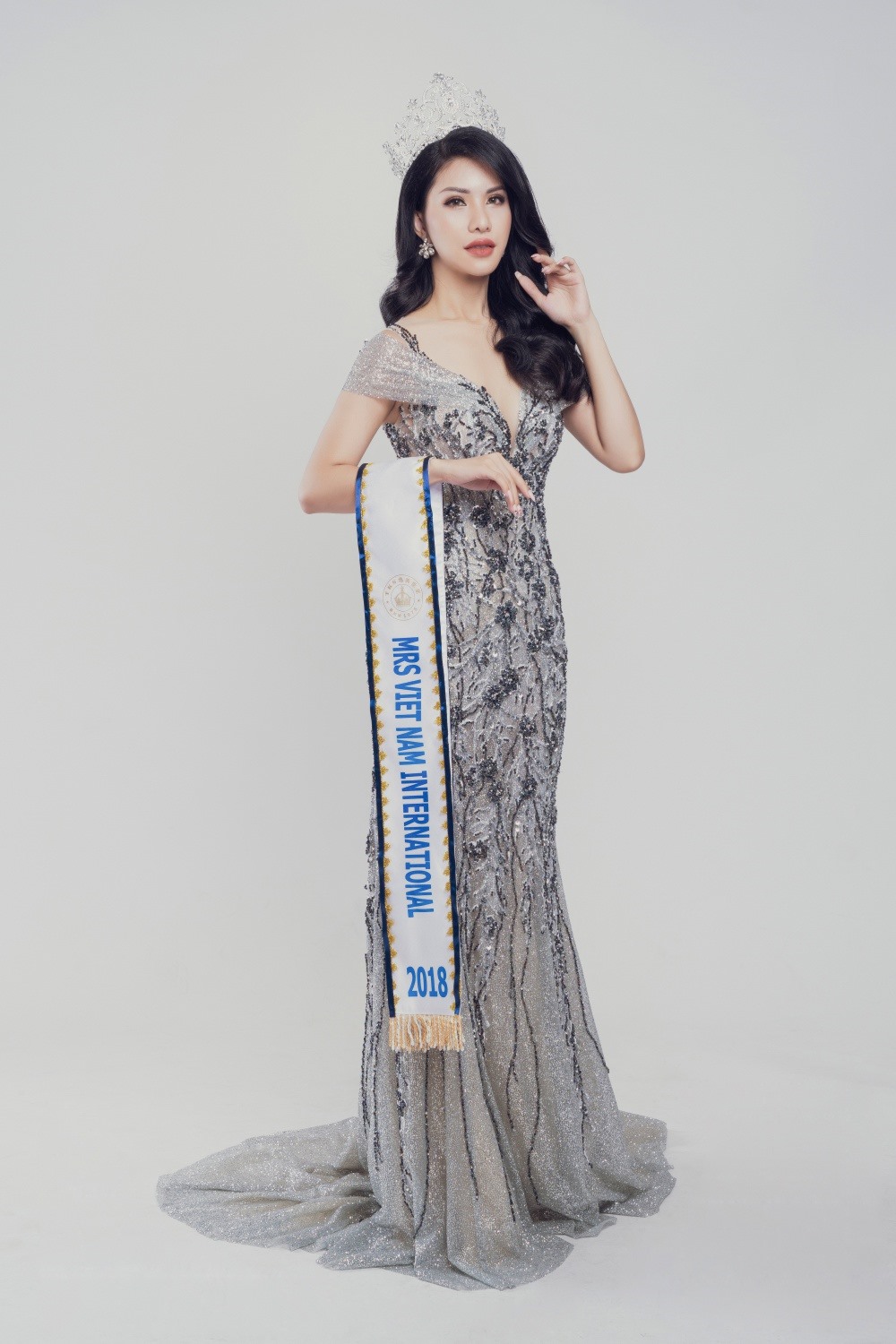 hoa hau hang khong loan vuong du thi mrs international 2018