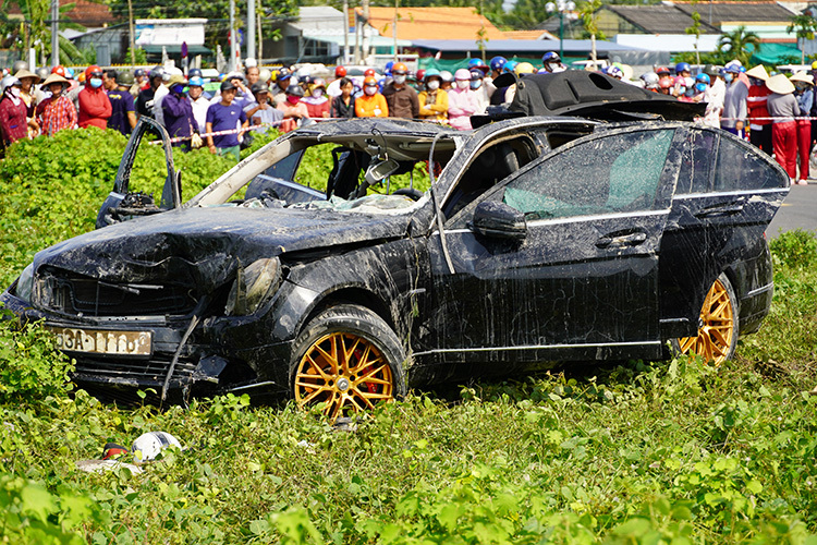 tai xe oto mercedes tu lao xuong kenh