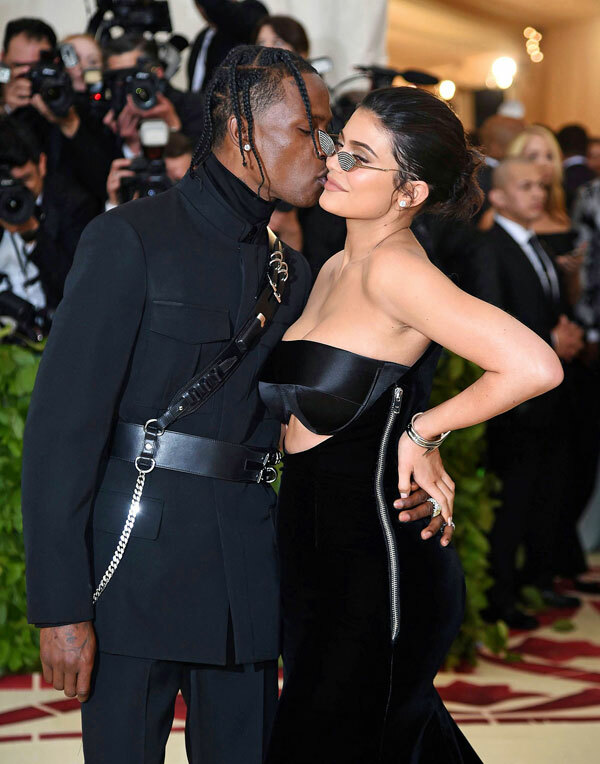 chuyen tinh cua kylie jenner va travis scott