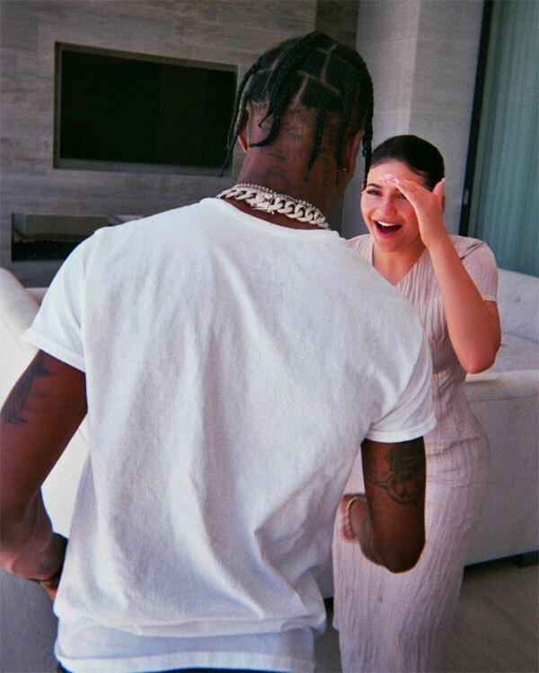 chuyen tinh cua kylie jenner va travis scott