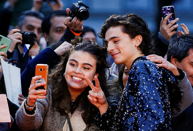 con gai johnny depp du ra mat phim cung ban trai