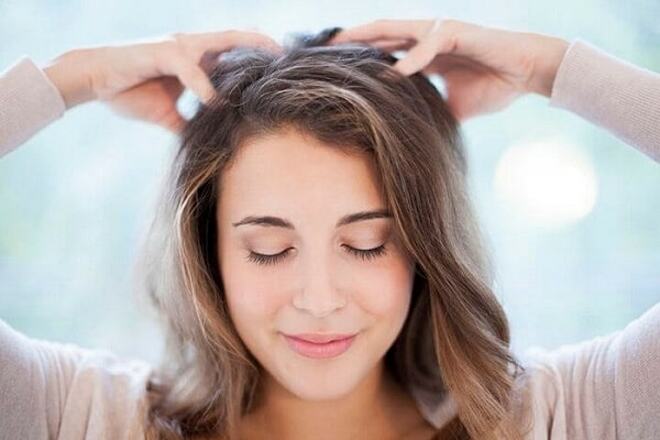 Massage da đầu giúp ngăn tóc rụng hiệu quả.