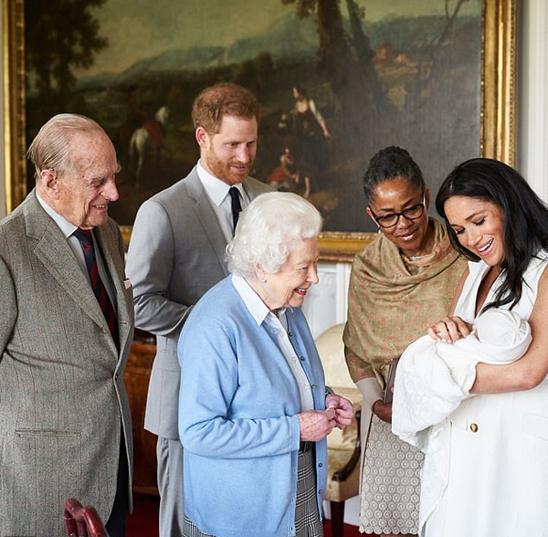 Vợ chồng Nữ hoàng thăm Meghan và chắt trai Archie tại lâu đài Windsor hồi tháng 5/2019. Ảnh: AP.