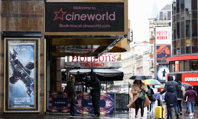 Một rạp phim Cineworld tại quảng trường Leicester, London, Anh. Ảnh: Reuters.
