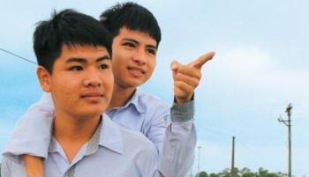 ĐH Y Thái Bình miễn toàn bộ học phí cho nam sinh 10 năm cõng bạn đến trường