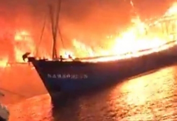 4 tàu cá ở Nghệ An bốc cháy dữ dội trong đêm