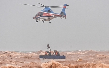 Trực thăng, đặc công giải cứu những người trên tàu mắc cạn