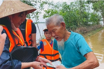 Thuỷ Tiên nhận được 30 tỷ đồng quyên góp, kể sự cố suýt lật thuyền khi vào vùng ngập sâu