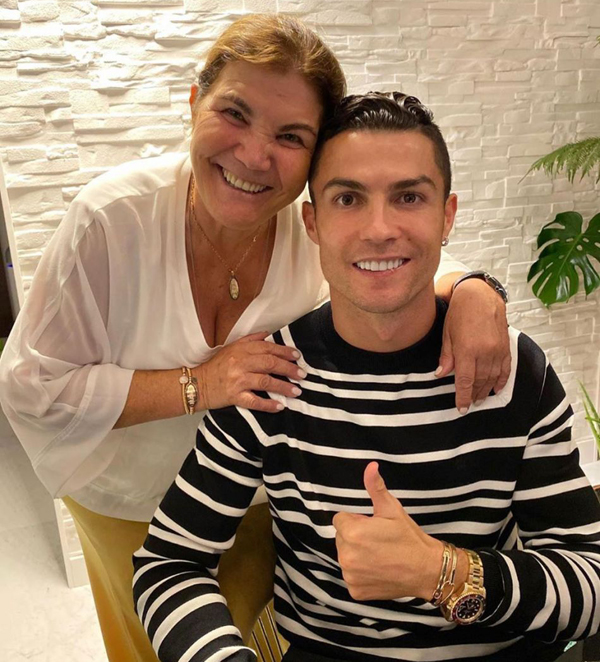 C. Ronaldo và mẹ chụp ảnh hồi tháng 5 vừa qua, hai tháng sau khi bà Dolores bị đột quỵ. Ảnh: Instagram.