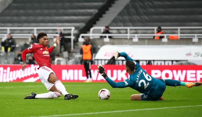 Bruno Fernandes trượt penalty, Man Utd nhọc nhằn đánh bại Newcastle - 1