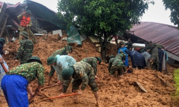 Chạy đua với thời gian tìm 22 nạn nhân vụ lở núi