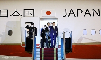 Thủ tướng Nhật Suga đến Hà Nội