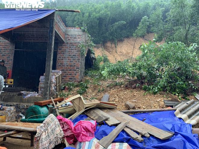 Núi xuất hiện vết nứt lớn, Quảng Bình di dời dân khẩn cấp trong đêm - 4