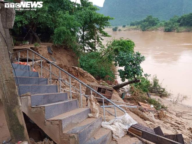 Núi xuất hiện vết nứt lớn, Quảng Bình di dời dân khẩn cấp trong đêm - 7