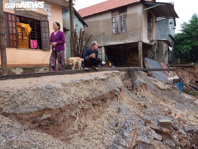 Núi xuất hiện vết nứt lớn, Quảng Bình di dời dân khẩn cấp trong đêm - 8