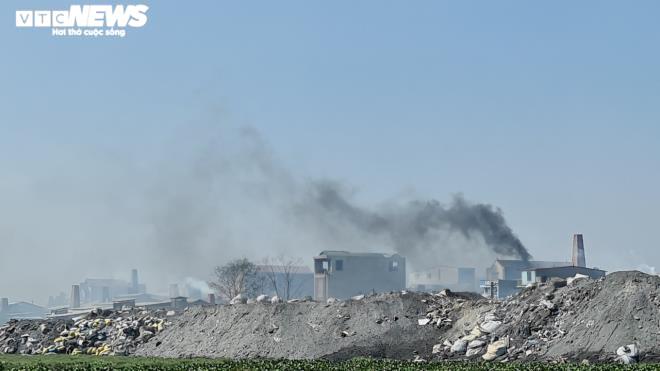 Kinh hãi 300 ống khói xả thẳng lên trời ở làng tái chế nhôm lớn nhất miền Bắc - 17