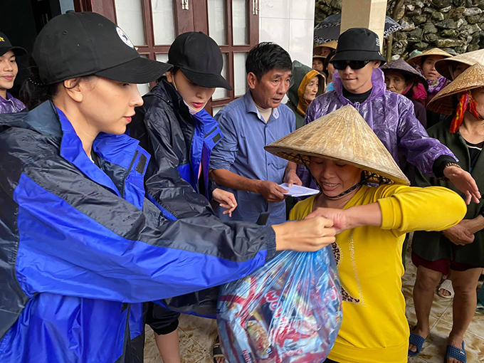 Kỳ Duyên và Minh Triệu trao quà tận tay cho người dân Lệ Thủy (Quảng Bình).