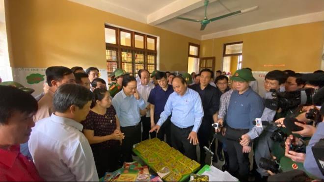 Thủ tướng kiểm tra việc khắc phục hậu quả mưa lũ tại Quảng Bình - 1